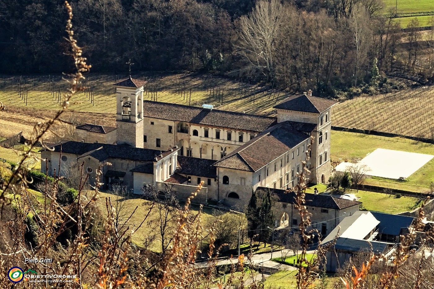 01 Dalla via del Rione salendo a San Vigilio vista sull'ex Monastero di Astino.JPG